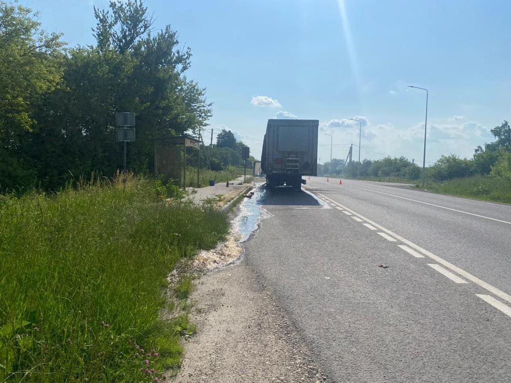 Новини Тернополя - фото з У Плотичі ліквідовують наслідки витоку соляної кослоти на дорозі: дорогу перекрили (ОНОВЛЕНО)