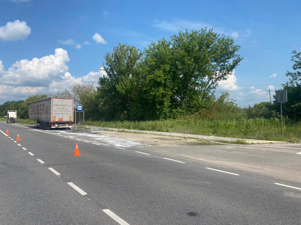 Новини Тернополя - фото з У Плотичі ліквідовують наслідки витоку соляної кослоти на дорозі: дорогу перекрили (ОНОВЛЕНО)