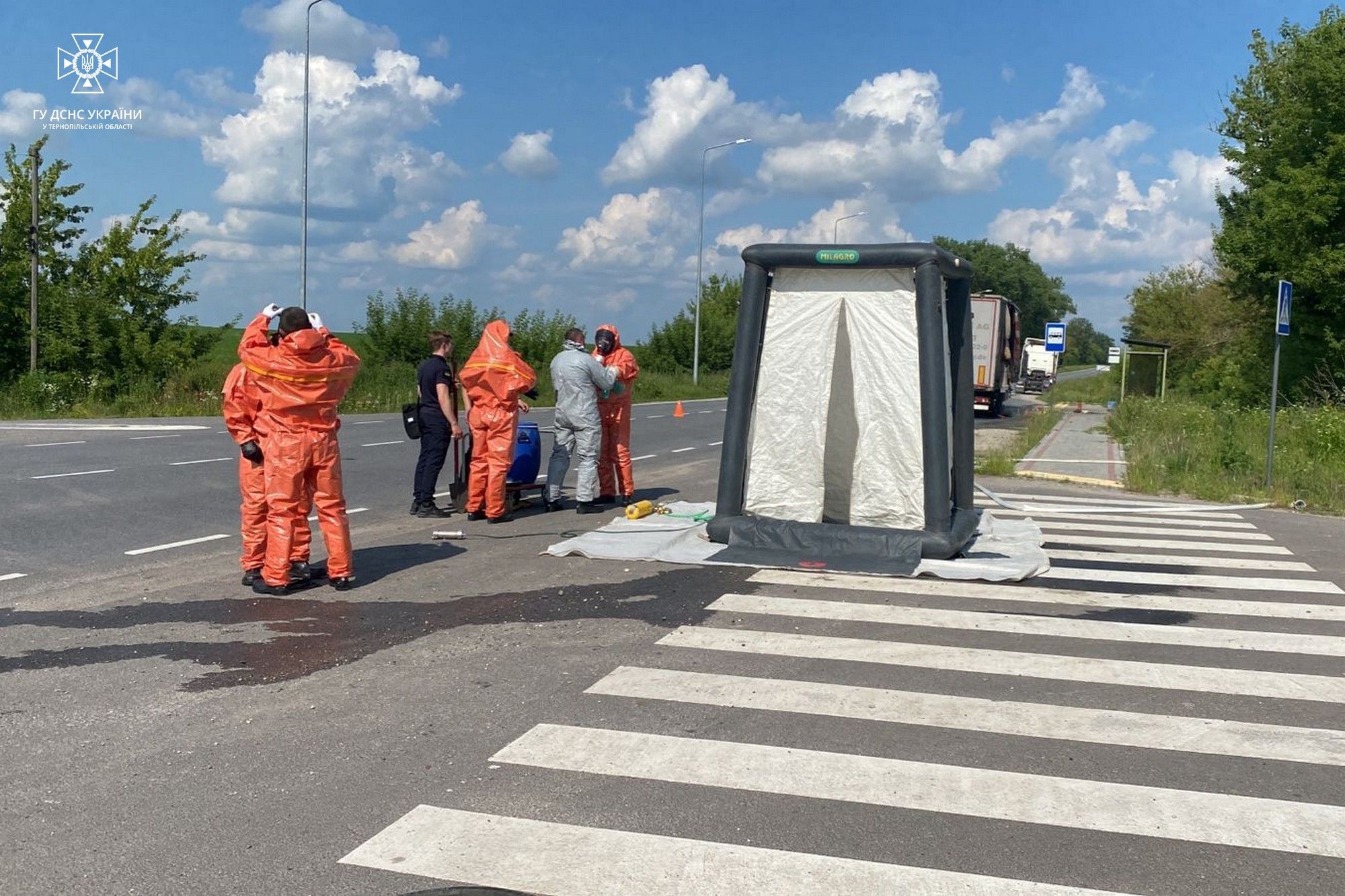 Новини Тернополя - фото з У Плотичі ліквідовують наслідки витоку соляної кослоти на дорозі: дорогу перекрили (ОНОВЛЕНО)