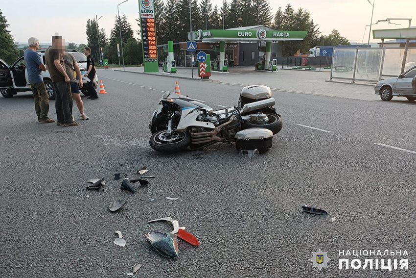 на кам’янеччині слідчі встановлюють обставини дтп, у якій травмувались мотоцикліст та його пасажирка