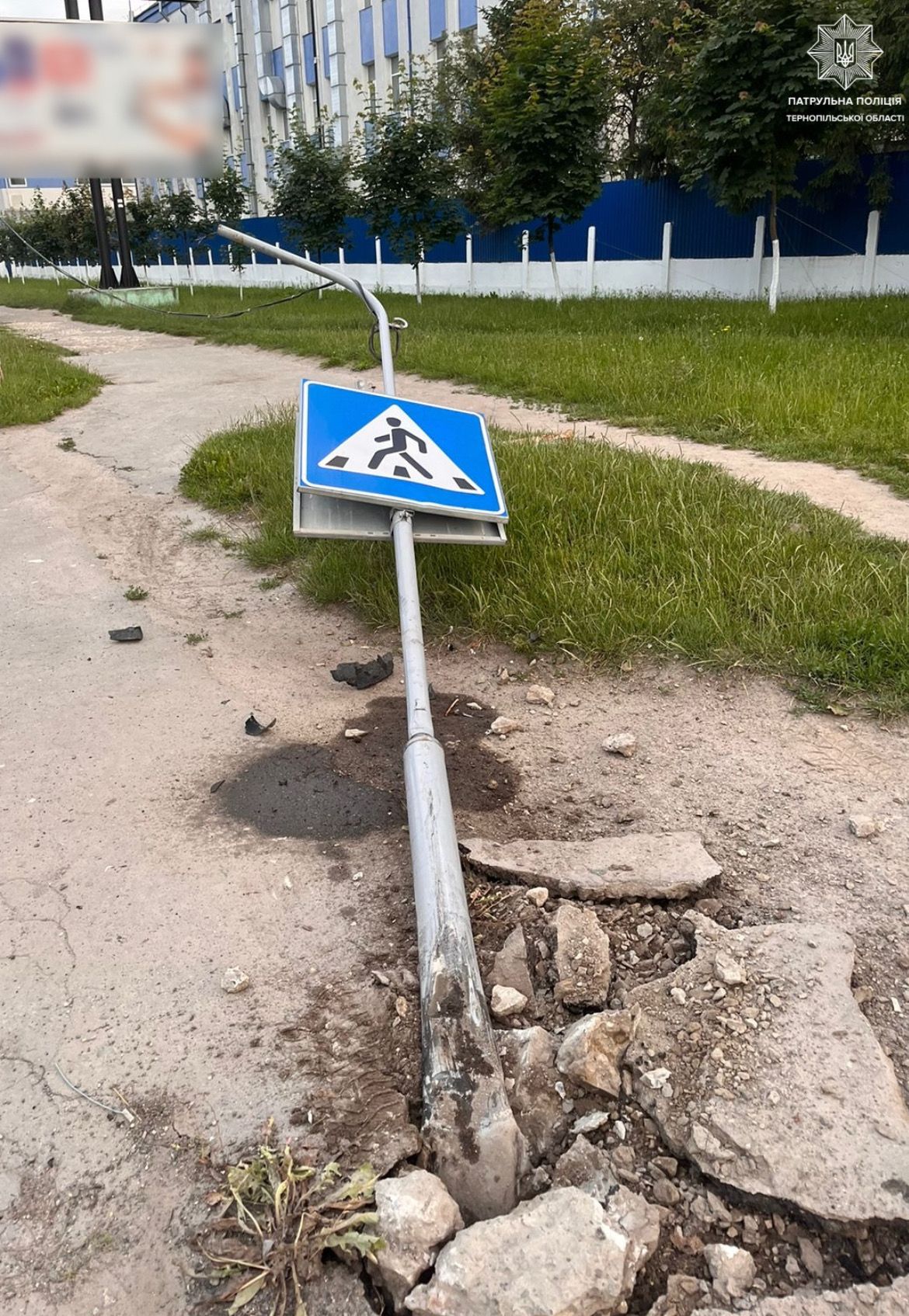 Новини Тернополя - фото з Розшукали водія, який збив знак і втік. Як відповідатиме?