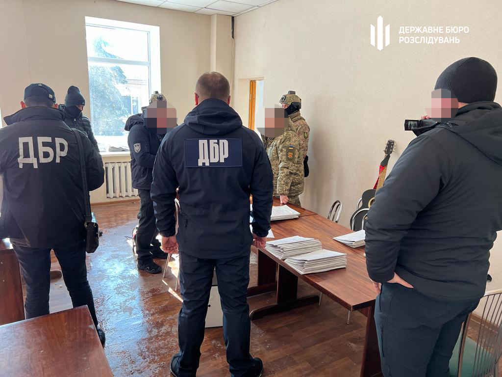 Новини Вінниці - фото з ДБР викрила банду, що сприяла ухилянтам у Вінницькому військкоматі На зображенні може бути: 4 людини та текст