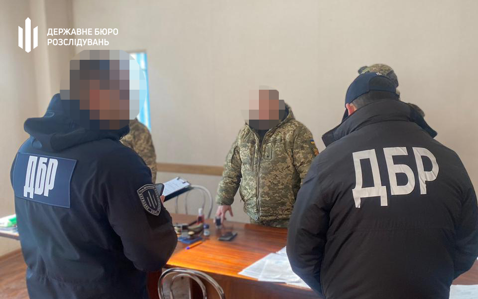 Новини Вінниці - фото з ДБР викрила банду, що сприяла ухилянтам у Вінницькому військкоматі На зображенні може бути: 3 людини та текст