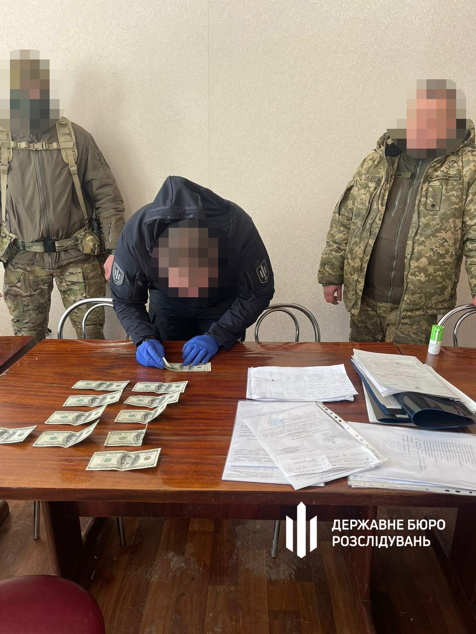 Новини Вінниці - фото з ДБР викрила банду, що сприяла ухилянтам у Вінницькому військкоматі На зображенні може бути: текст