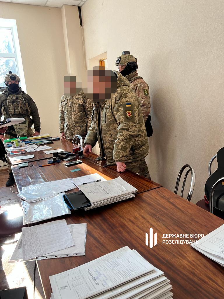 Новини Вінниці - фото з ДБР викрила банду, що сприяла ухилянтам у Вінницькому військкоматі На зображенні може бути: 3 людини та текст
