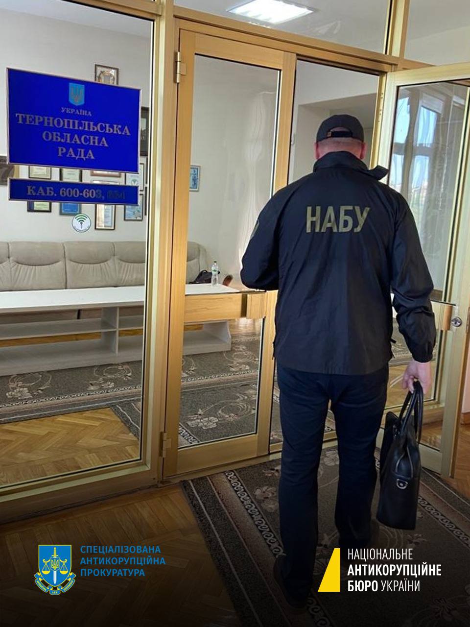 Новини Хмельницького - фото з У Тернополі взяли “на гарячому” голову облради та двох заступників ОВА. Вони просили 1,8 мільйона гривень хабаря