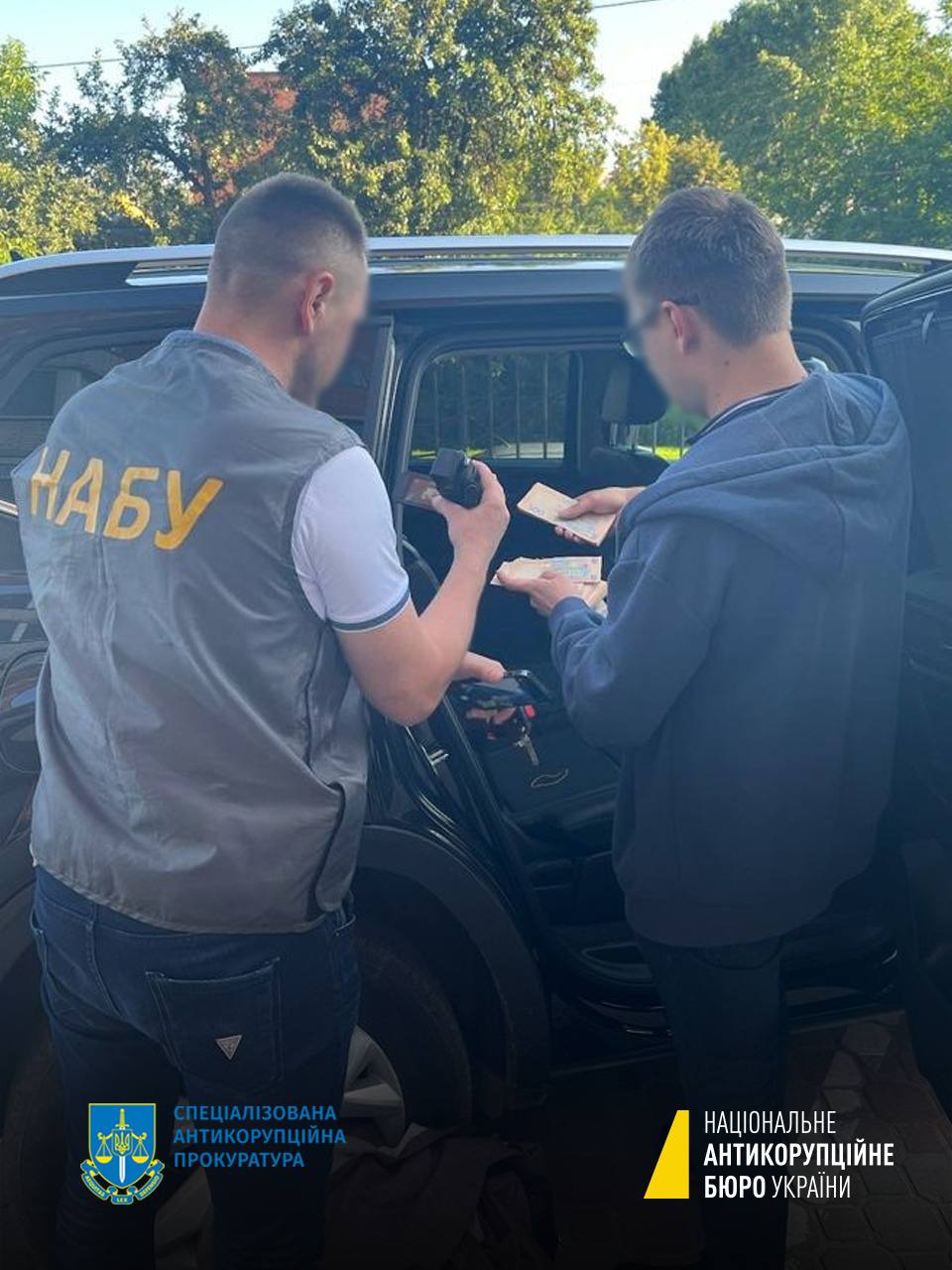 Новини Хмельницького - фото з У Тернополі взяли “на гарячому” голову облради та двох заступників ОВА. Вони просили 1,8 мільйона гривень хабаря