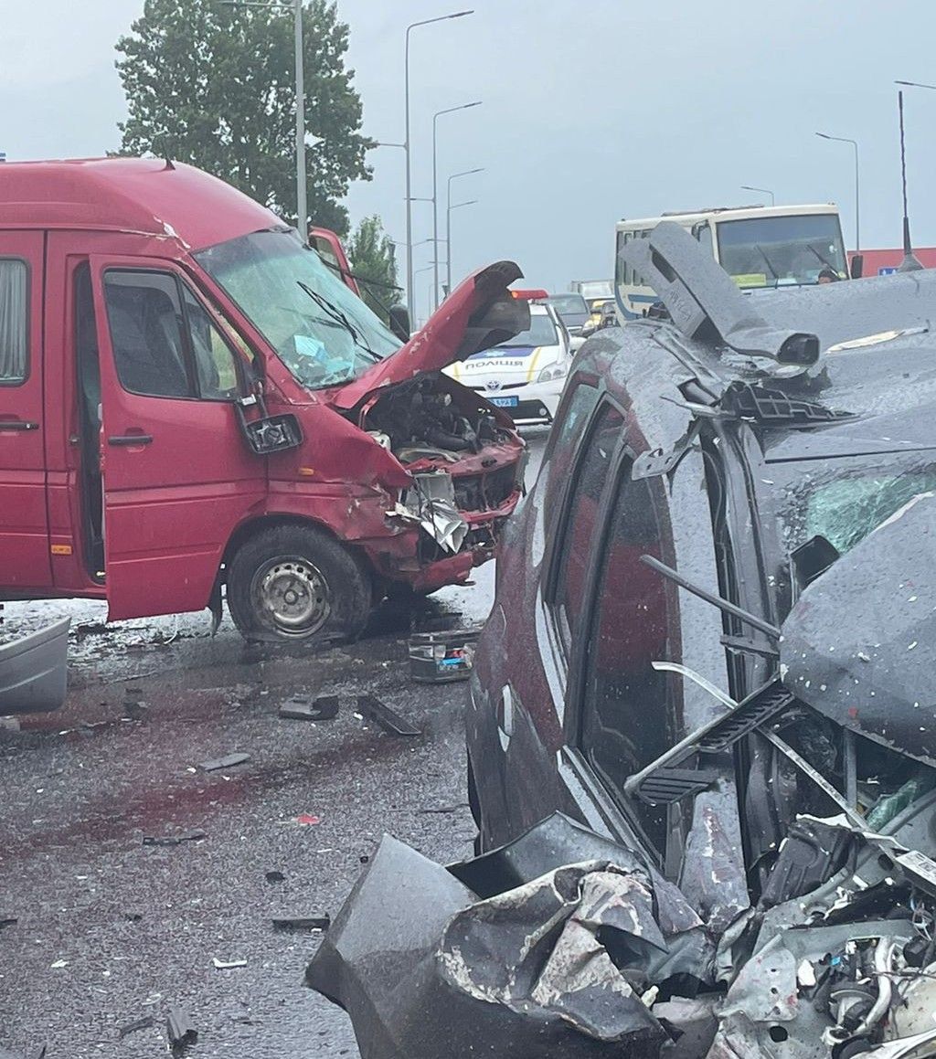 Новини Тернополя - фото з На Об’їзній – аварія з потерпілими: легковик розбитий вщент (ОНОВЛЕНО)