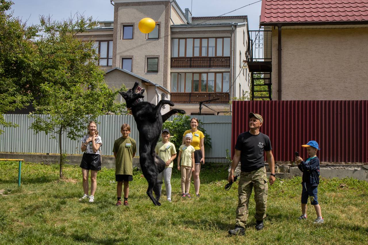 Новини Тернополя - фото з Службовий собака-поліціянт розважав дітлахів у літньому таборі (ФОТО)