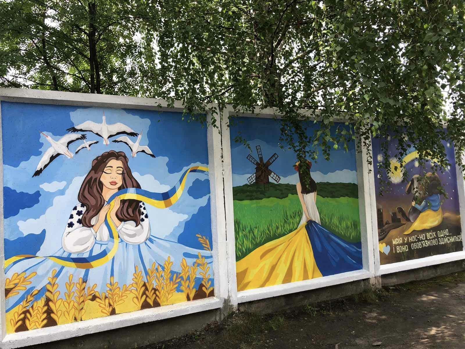 Новини Хмельницького - фото з Територію до “Електротрансу” прикрасили патріотичними муралами (ФОТО)