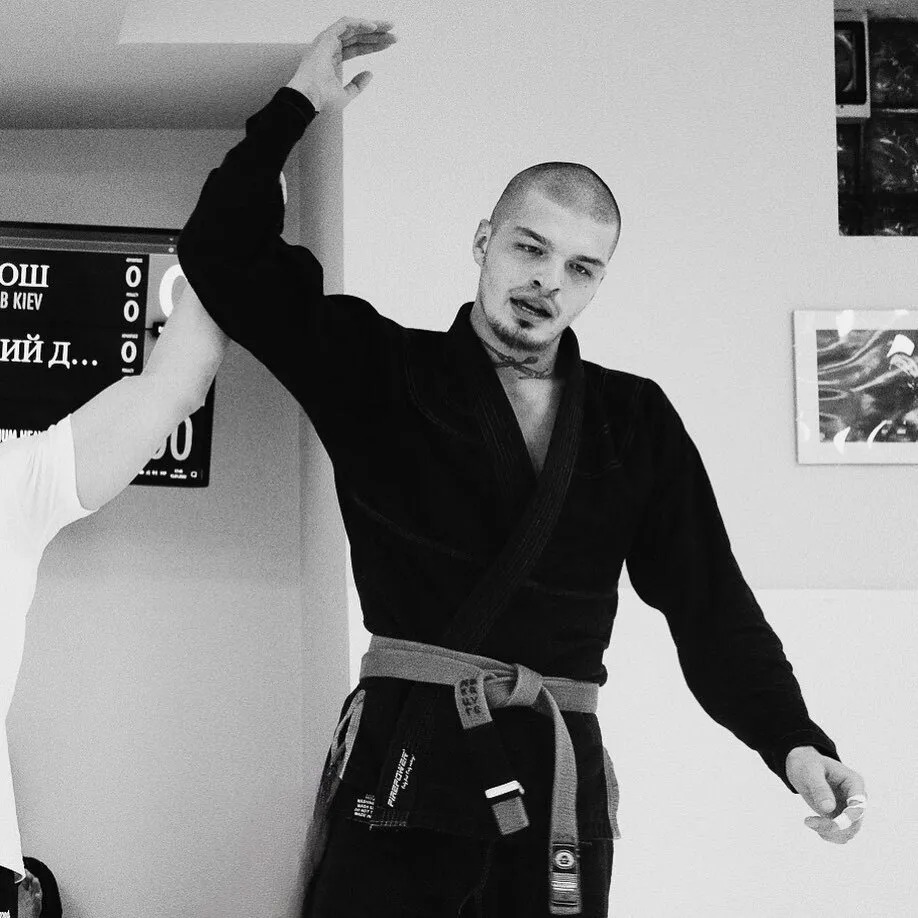 Возможно, это изображение 1 человек, стоит, в помещении и текст «ow KIEV 0 0 ий A... 0 !!»