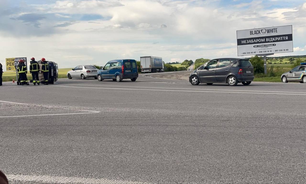 Новини Тернополя - фото з На Добривідському перехресті сталася друга за день аварія. Одного з водіїв діставали рятувальники