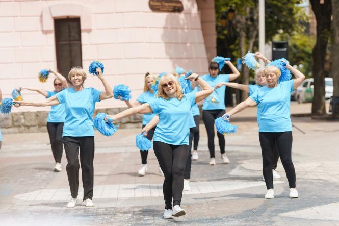 Новини Вінниці - фото з Розпочали з танцю. На Європейській площі провели благодійний ярмарок на підтримку ЗСУ