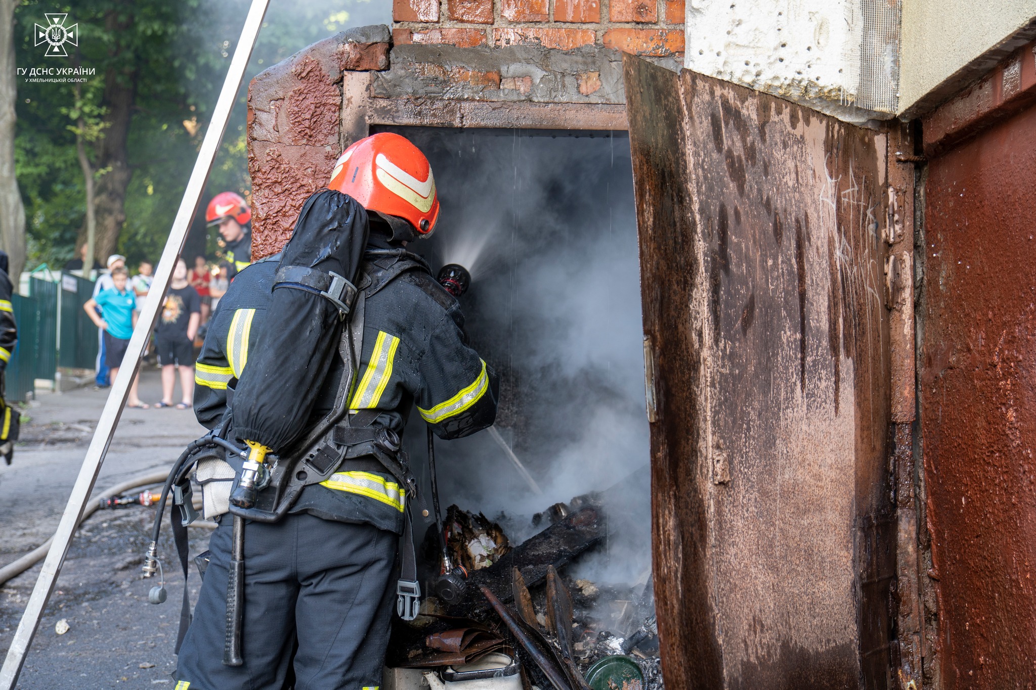 На зображенні може бути: 4 людини, вогонь та текст