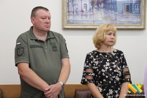 Новини Житомира - фото з Захиснику Вячеславу Дворніцькому присвоїли військове звання «Майор посмертно». Погони сина вручила батькам