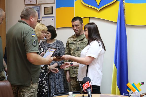 Новини Житомира - фото з Захиснику Вячеславу Дворніцькому присвоїли військове звання «Майор посмертно». Погони сина вручила батькам