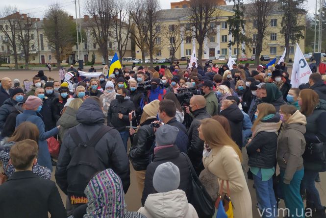 “Дайте можливість працювати”: хмельницькі ресторатори мітингували проти карантину вихідного дня (ФОТО, ВІДЕО)