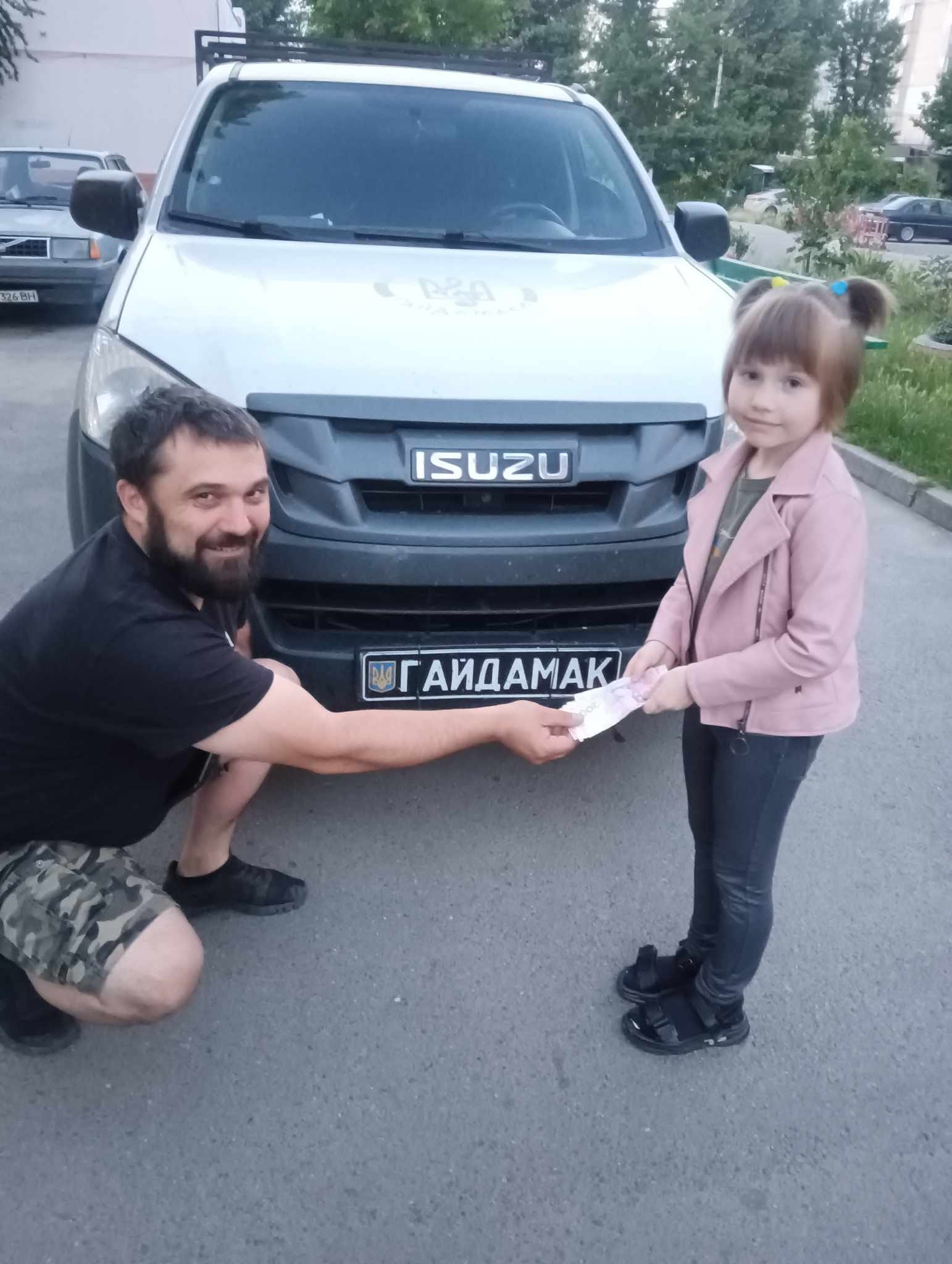 Возможно, это изображение 2 человека, автомобиль и текст