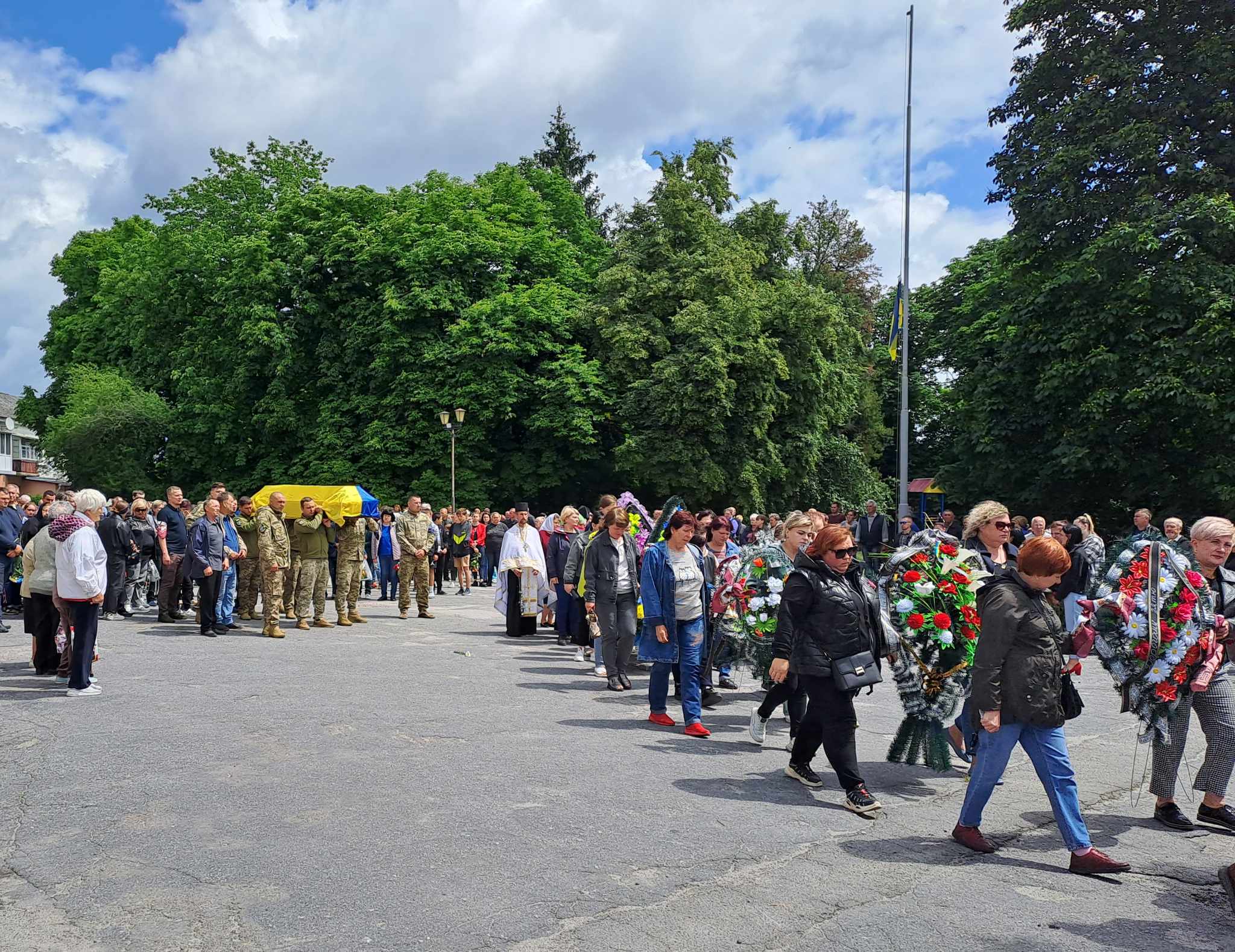 Новини Козятина - фото з Глуховецька громада провела в останню дорогу Героя Юрія Кратюка