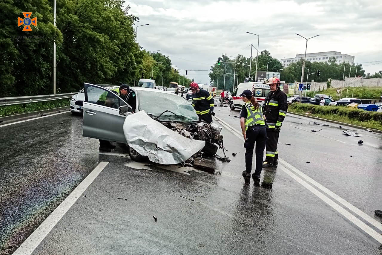 На зображенні може бути: 5 людей, дорога та текст «AMBULAN»