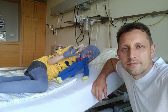 «Сьогодні проведуть 31-шу операцію». Як почувається Ромчик, постраждалий від ракетного удару у Вінниці