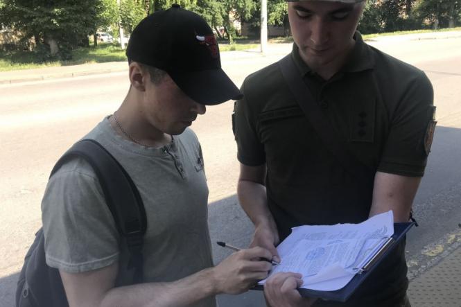 «Повістки. Роздаємо повістки». Як журналістка з хлопцями із військкомату шукала по місту чоловіків