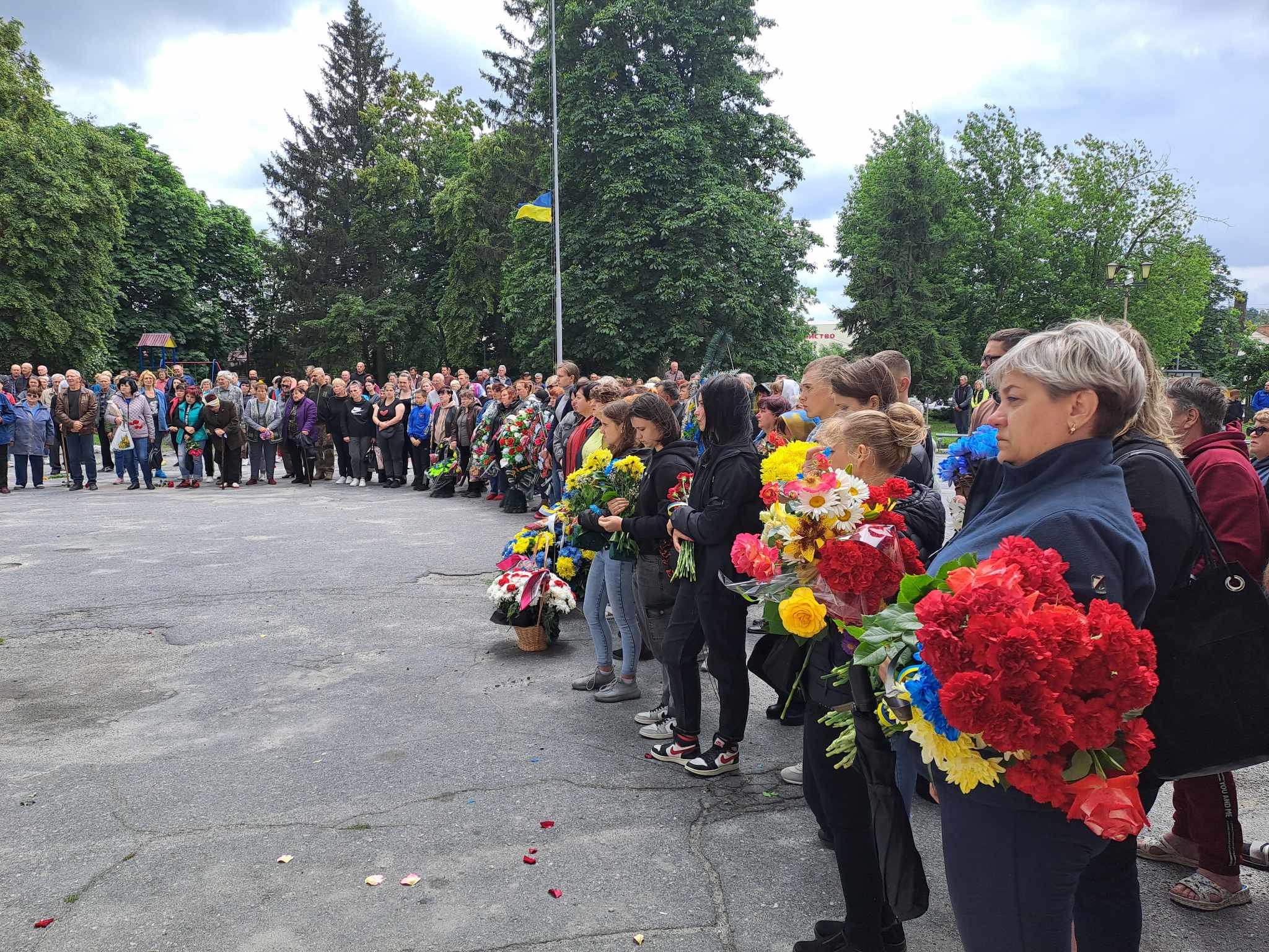 Новини Козятина - фото з Глуховецька громада провела в останню дорогу Героя Юрія Кратюка