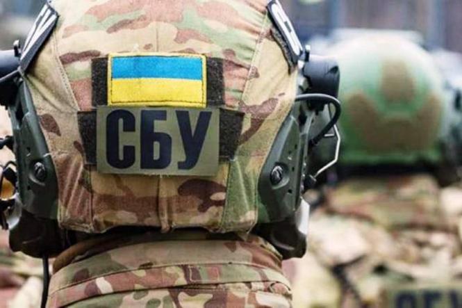 «І всі мовчать». Посадовця СБУ у Жмеринці спіймали на хабарі у 10 000 доларів