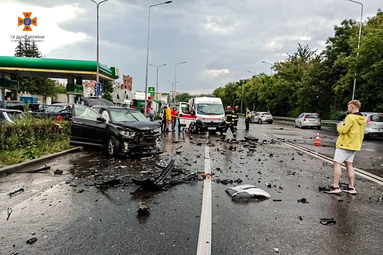 На зображенні може бути: 5 людей, автомобіль та дорога