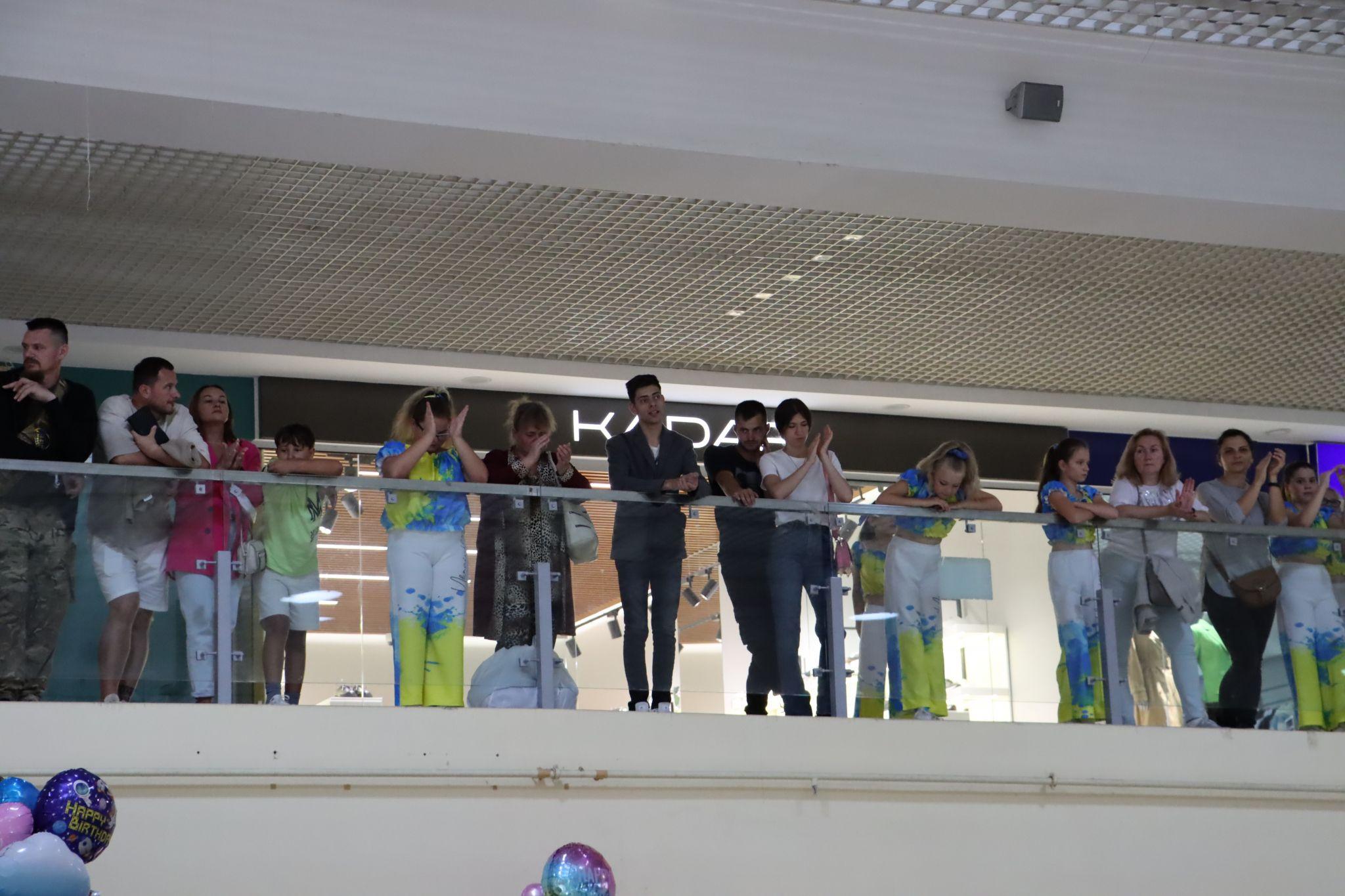 Новини Тернополя - фото з На благодійному концерті у Тернополі збирали гроші на «пташку» для ЗСУ: фоторепортаж