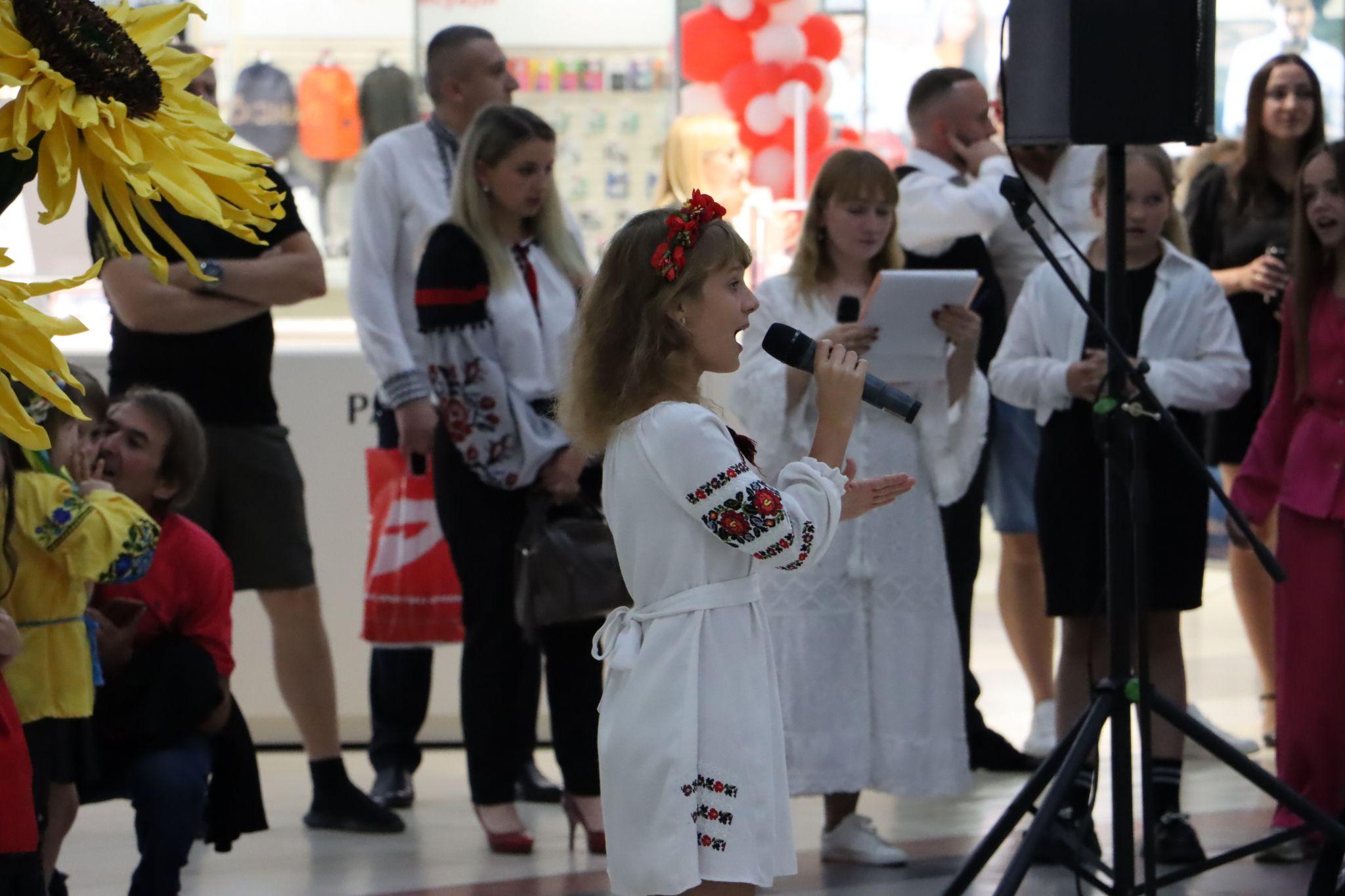 Новини Тернополя - фото з На благодійному концерті у Тернополі збирали гроші на «пташку» для ЗСУ: фоторепортаж