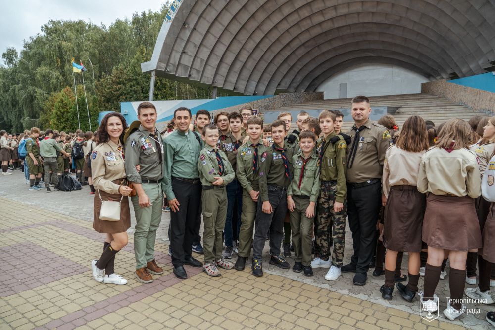 Новини Тернополя - фото з У Тернополі близько 700 пластунів зі всієї області взяли участь у «Відкритті Пластового Року»