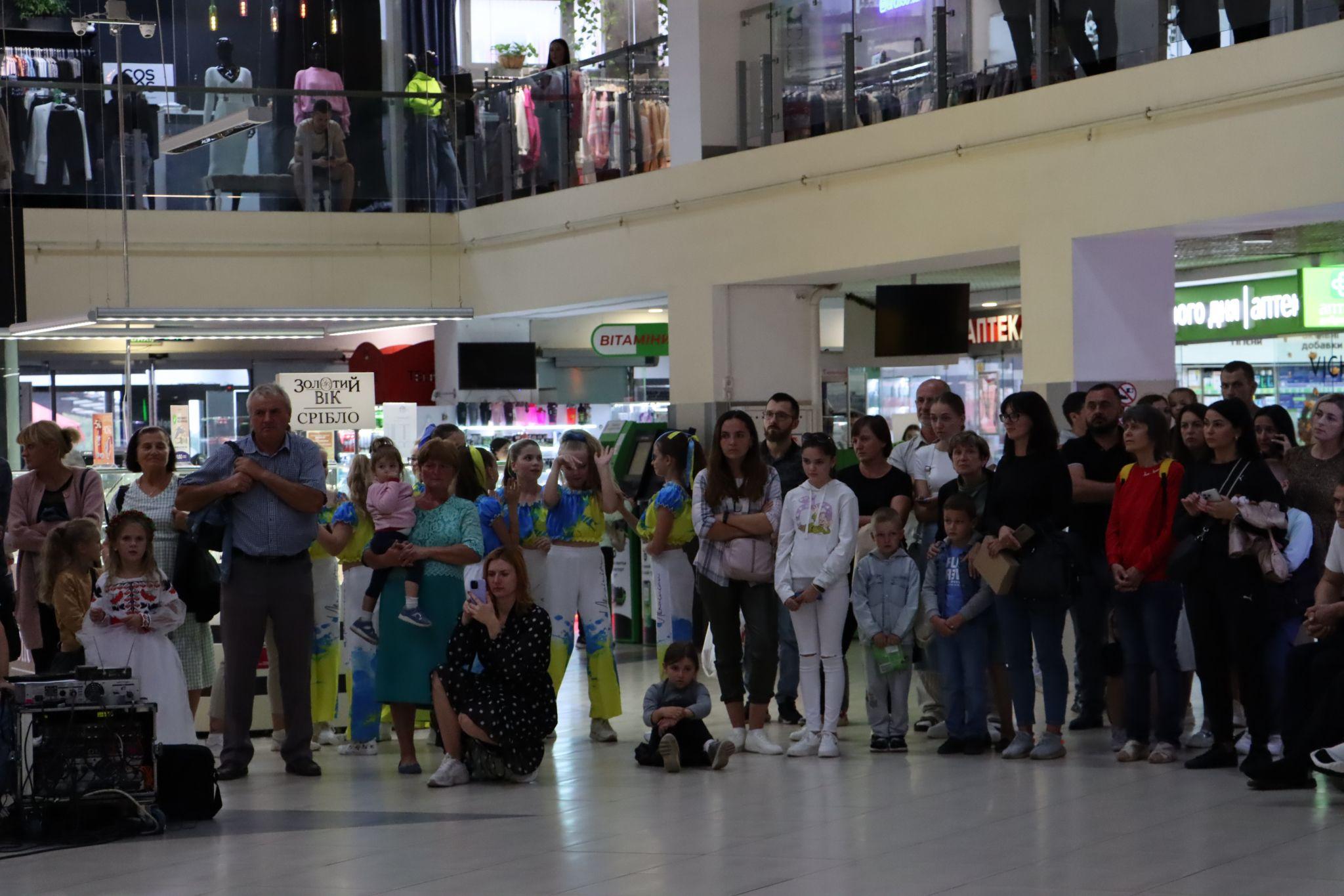 Новини Тернополя - фото з На благодійному концерті у Тернополі збирали гроші на «пташку» для ЗСУ: фоторепортаж