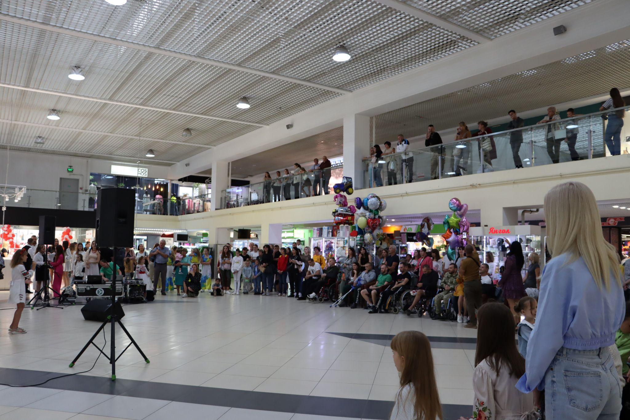 Новини Тернополя - фото з На благодійному концерті у Тернополі збирали гроші на «пташку» для ЗСУ: фоторепортаж