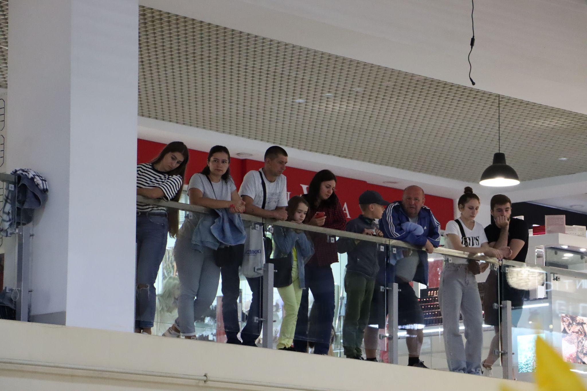 Новини Тернополя - фото з На благодійному концерті у Тернополі збирали гроші на «пташку» для ЗСУ: фоторепортаж