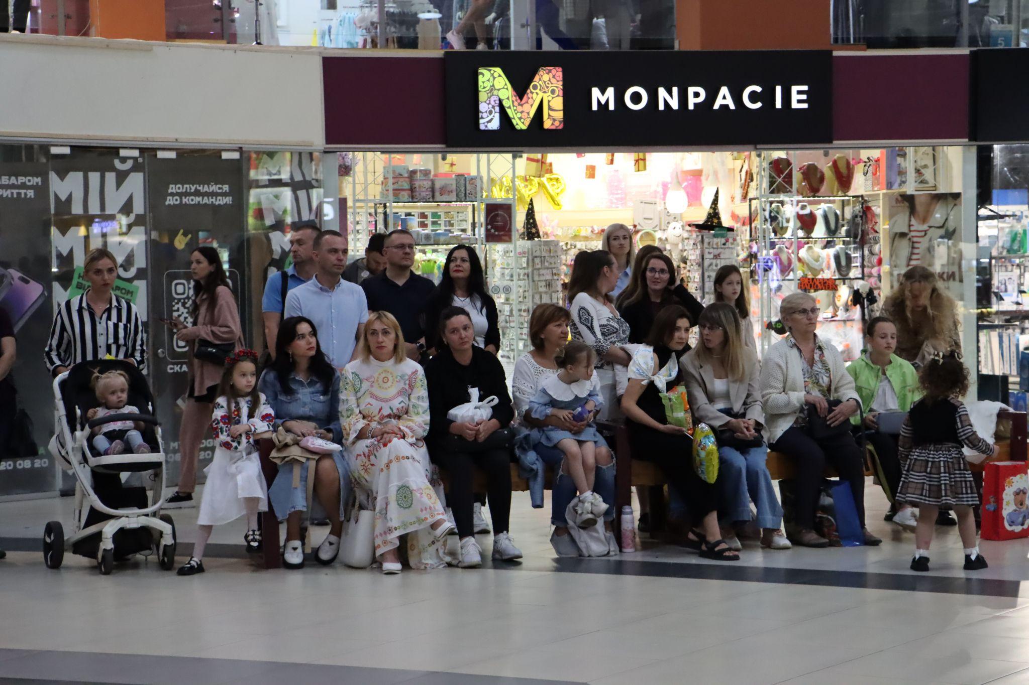 Новини Тернополя - фото з На благодійному концерті у Тернополі збирали гроші на «пташку» для ЗСУ: фоторепортаж