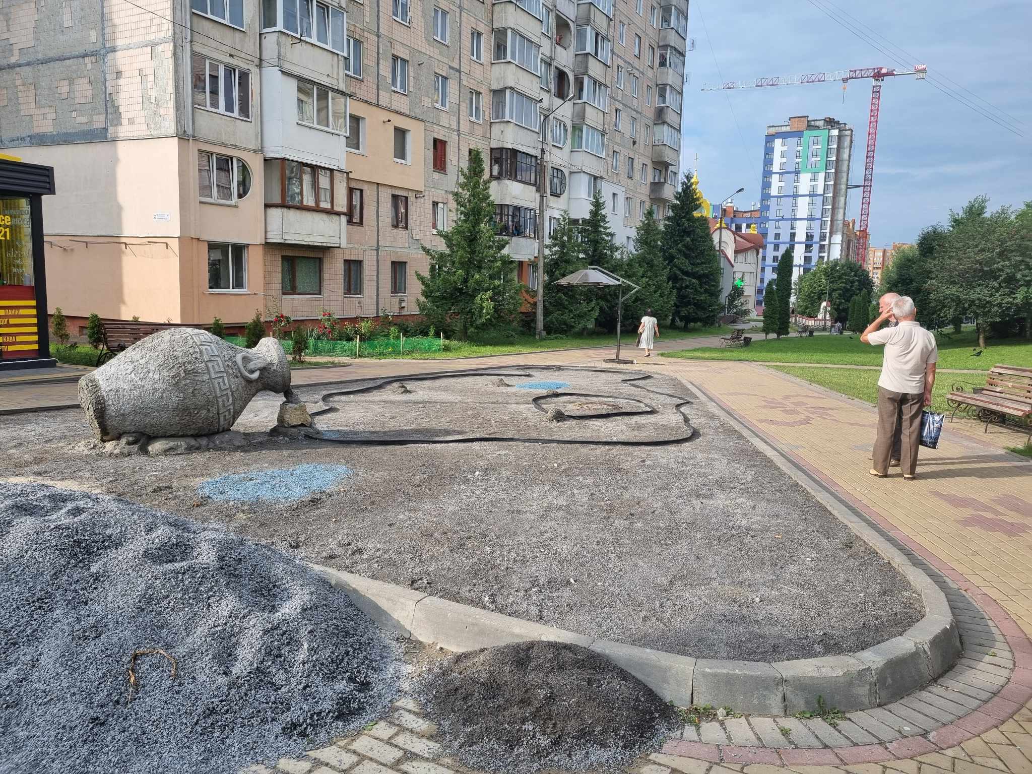 Новини Тернополя - фото з На бульварі Вишневецького облаштовують клумбу з «кам’яною річкою». Ми дізналися, яка її вартість