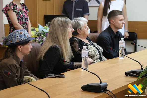 Новини Житомира - фото з Рідним загиблих захисників вручили посмертні нагороди Героїв