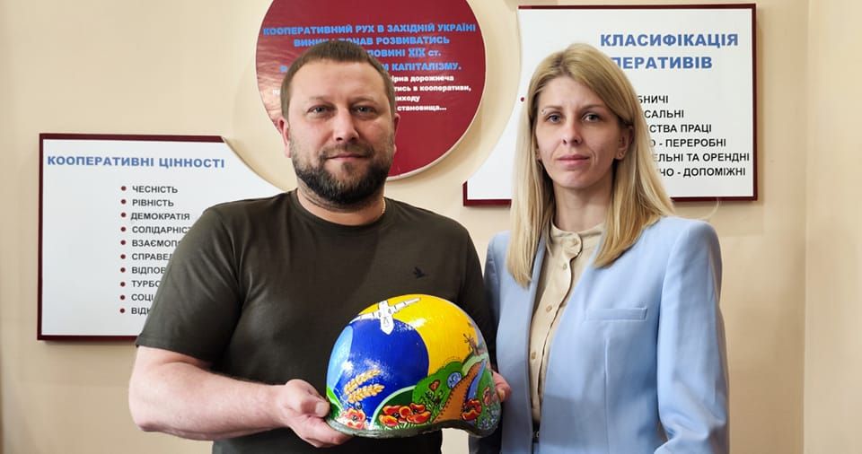 Новини Тернополя - фото з Перетворює залишки зброї на мистецтво: як тернополянка  Лілія Войцеховська допомагає захисникам