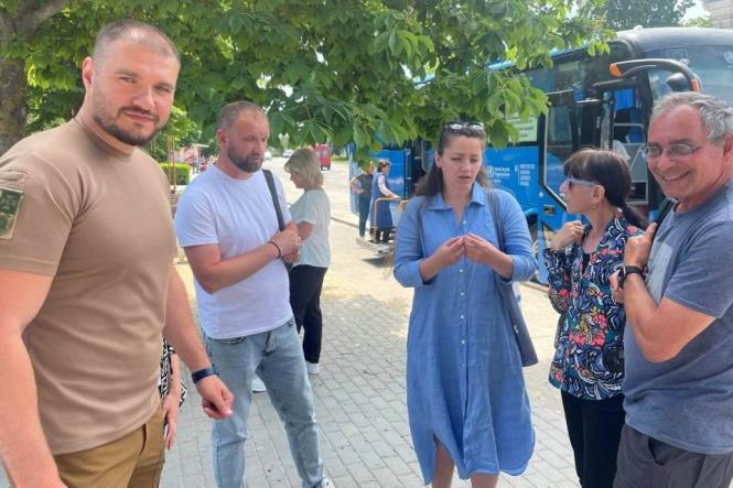 «Ця смілива родина не злякалася війни». Як двоє американців стали волонтерами Шаргорода