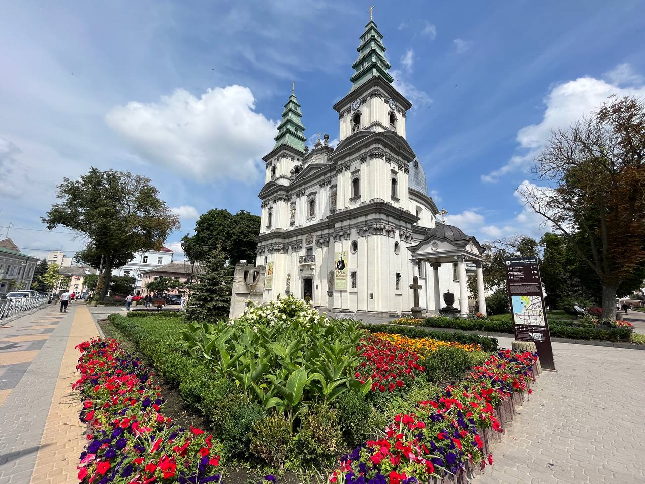 Новини Тернополя - фото з Обговорень щодо реставрації на території Катедри не проводили. Чому роблять усе тишком-нишком?