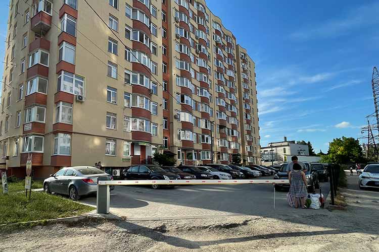 Новини Тернополя - фото з Невідомий у камуфляжі пошкодив вісім автівок на Злуки (ОНОВЛЕНО)