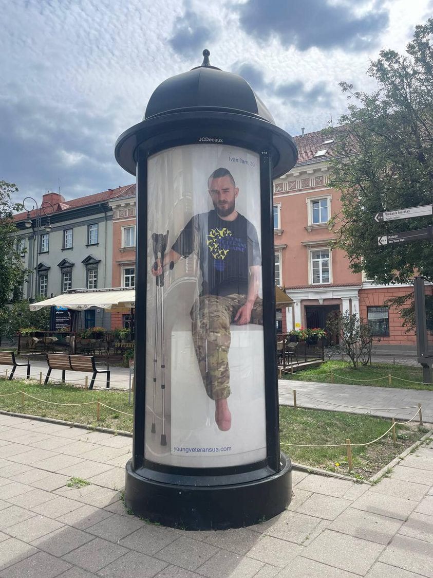 Новини Тернополя - фото з Під час саміту НАТО на вулицях Вільнюса розмістили фото захисника з Тернополя