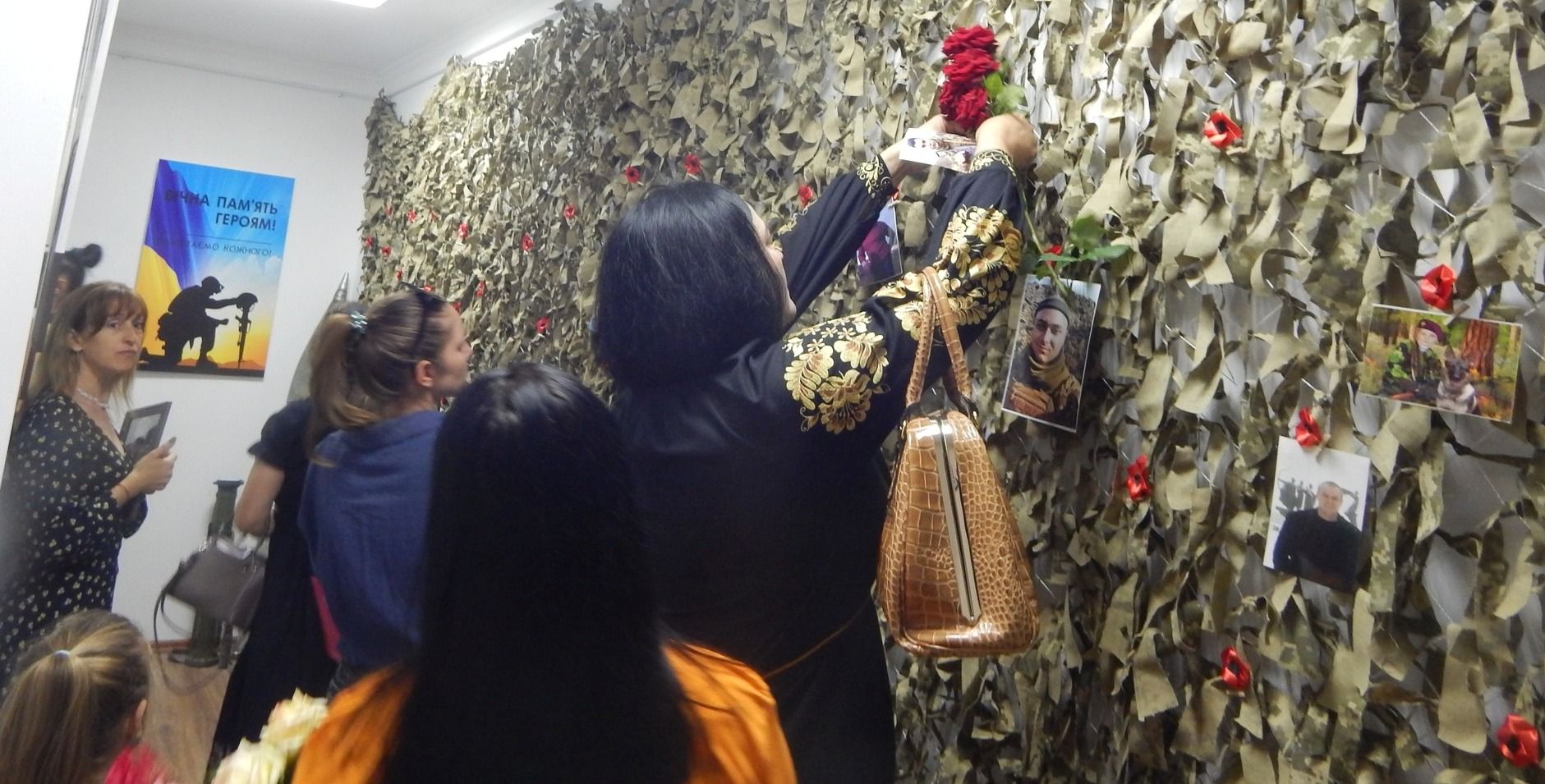 Новини Вінниці - фото з «Боже, як далі жити з цим болем?». Галерею пам’яті про полеглих Героїв відкрили у Ямполі