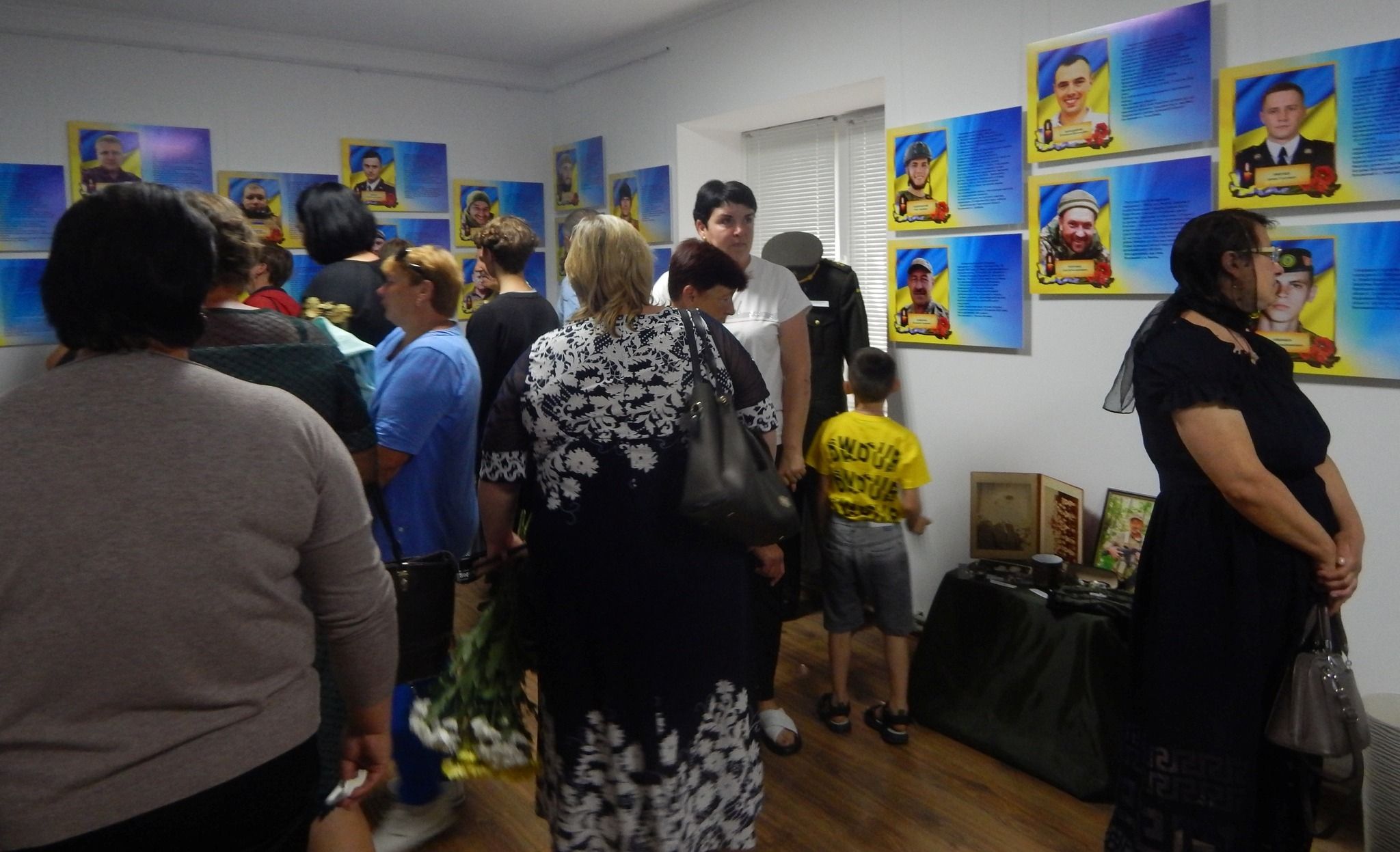 Новини Вінниці - фото з «Боже, як далі жити з цим болем?». Галерею пам’яті про полеглих Героїв відкрили у Ямполі