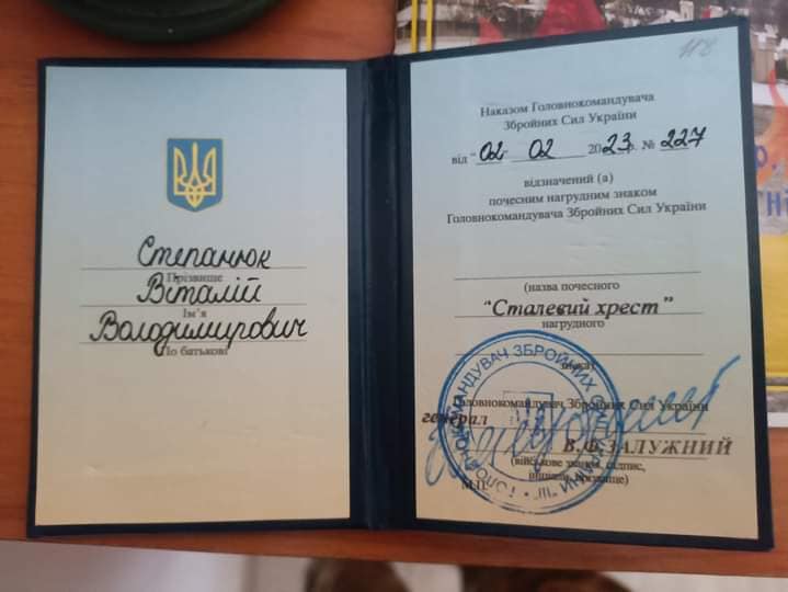 Новини Тернополя - фото з Родині загиблого Героя з Тернопільщини вручили почесну відзнаку Головнокомандувача ЗСУ