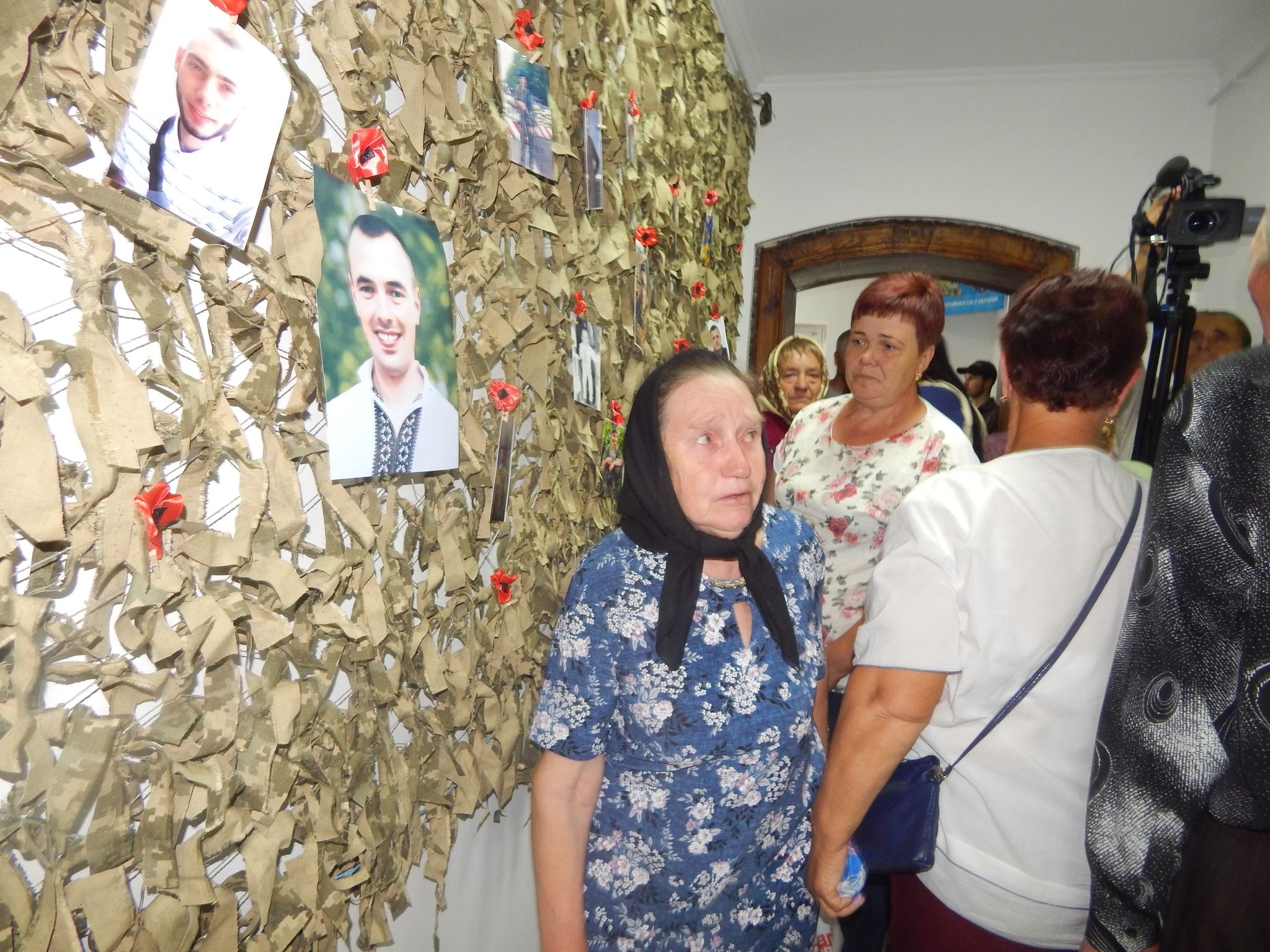 Новини Вінниці - фото з «Боже, як далі жити з цим болем?». Галерею пам’яті про полеглих Героїв відкрили у Ямполі