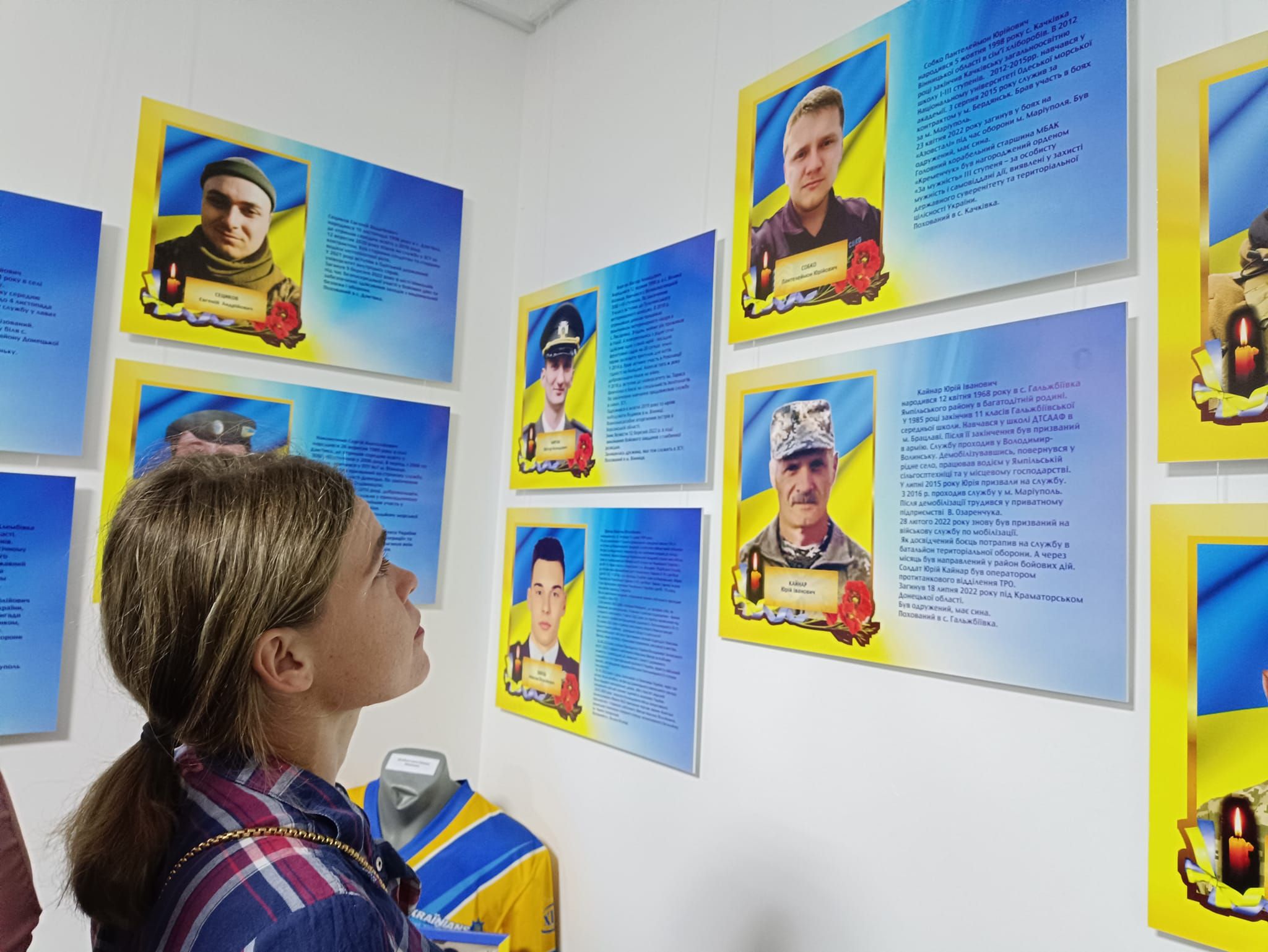 Новини Вінниці - фото з «Боже, як далі жити з цим болем?». Галерею пам’яті про полеглих Героїв відкрили у Ямполі