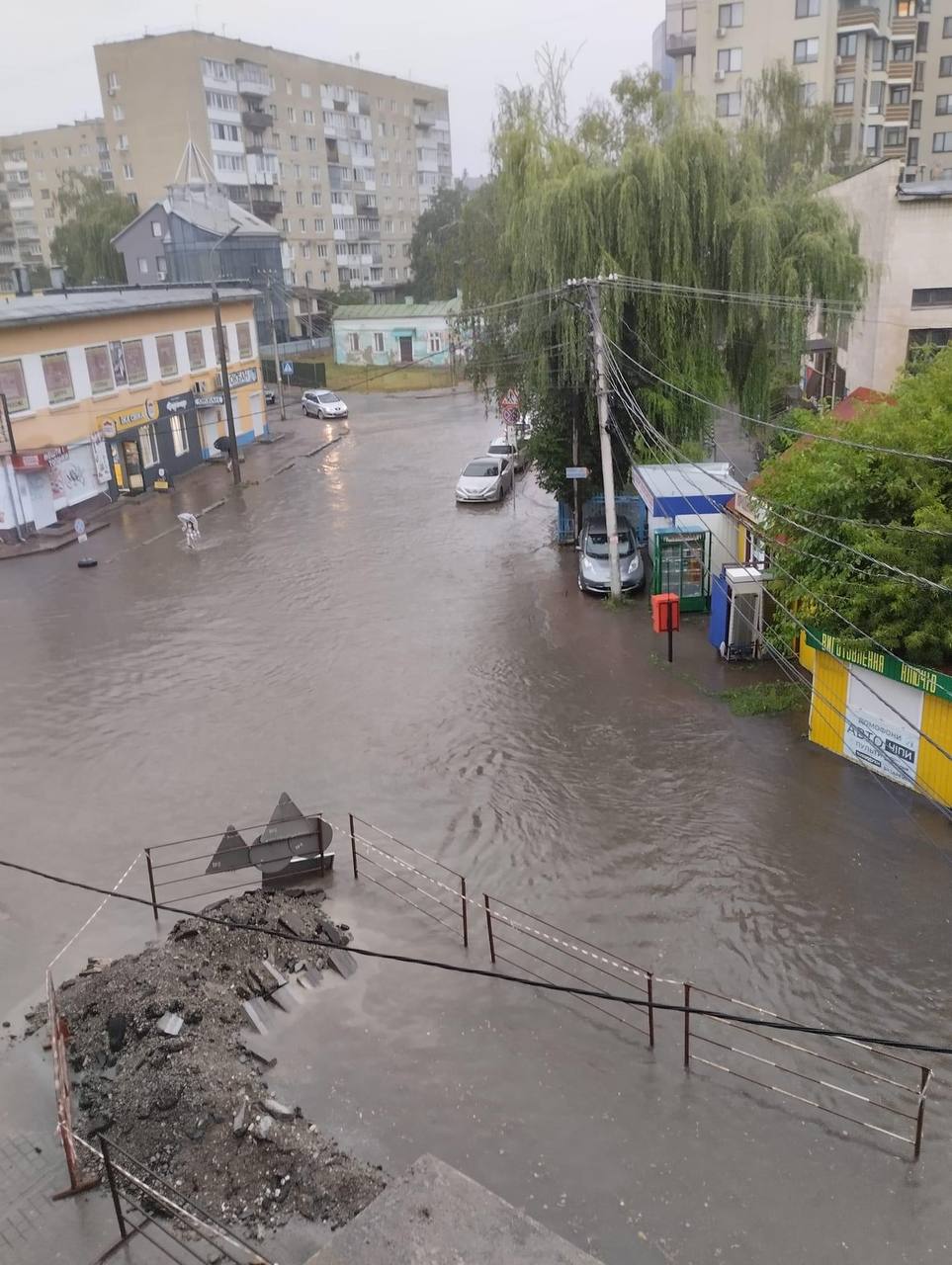 Новини Тернополя - фото з Тернопільщину затопило: транспорт пливе, а парасольки не рятують