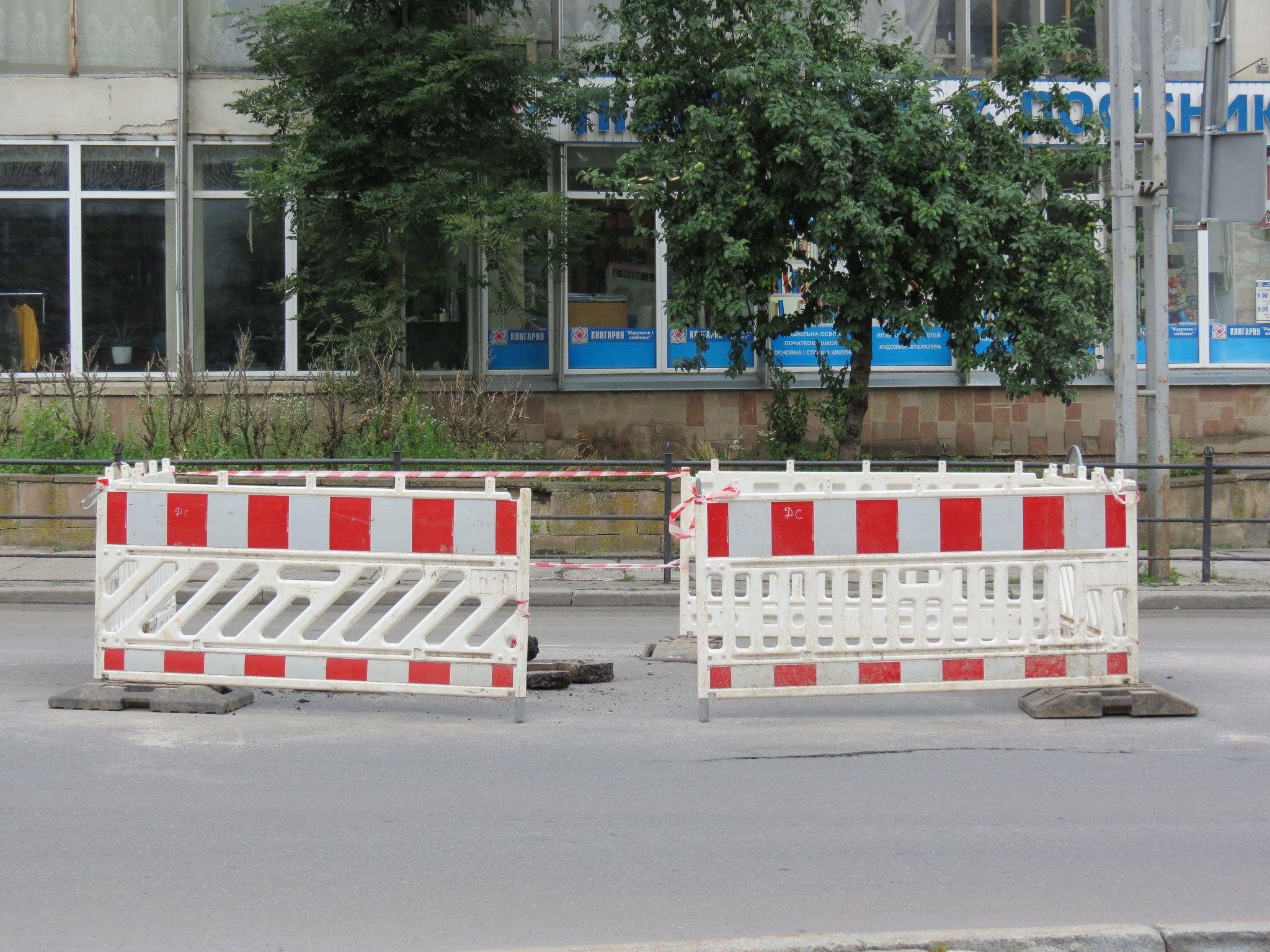Новини Тернополя - фото з Неподалік «Білого дому» – провалля посеред дороги. Будьте обережні!